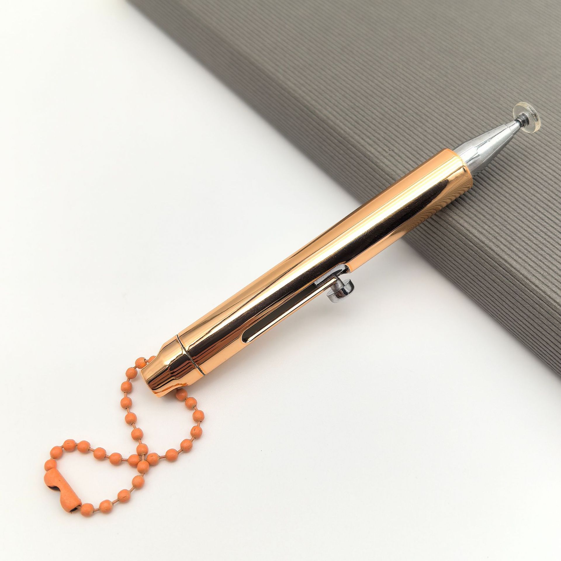 Nuevo lápiz táctil pulsador transfronterizo con electrónica colgante tipo pequeño lápiz de disco recubierto UV hermoso lápiz de mano