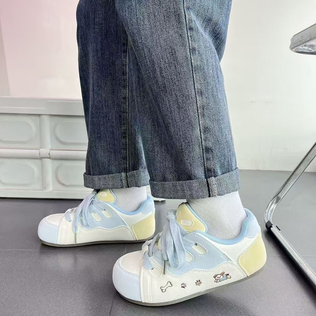 2026 primavera y otoño nuevos estudiantes de estilo universal cómodo de baja parte zapatos de skate de cabeza grande brillante plata entrenamiento de la escuela puff zapatos blancos pequeñas mujeres
