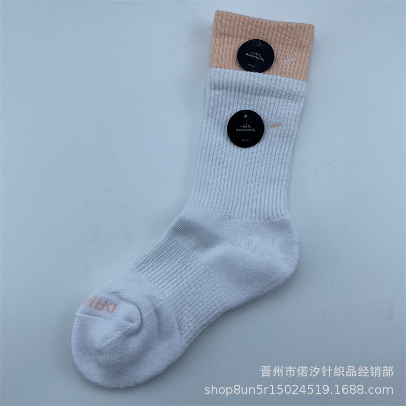2023新品の偽の2つのつなぎ合わせのスポーツの靴下の中で筒の高い筒の男女の同項のマカロンカラーの厚いタオルの底