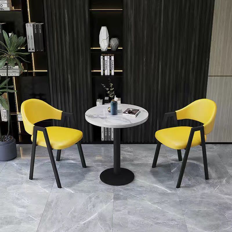 60 라운드, 테이블 1개, 의자 2개, 노란색 가죽