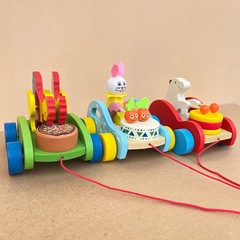 子供の木製の車を引っ張ります。