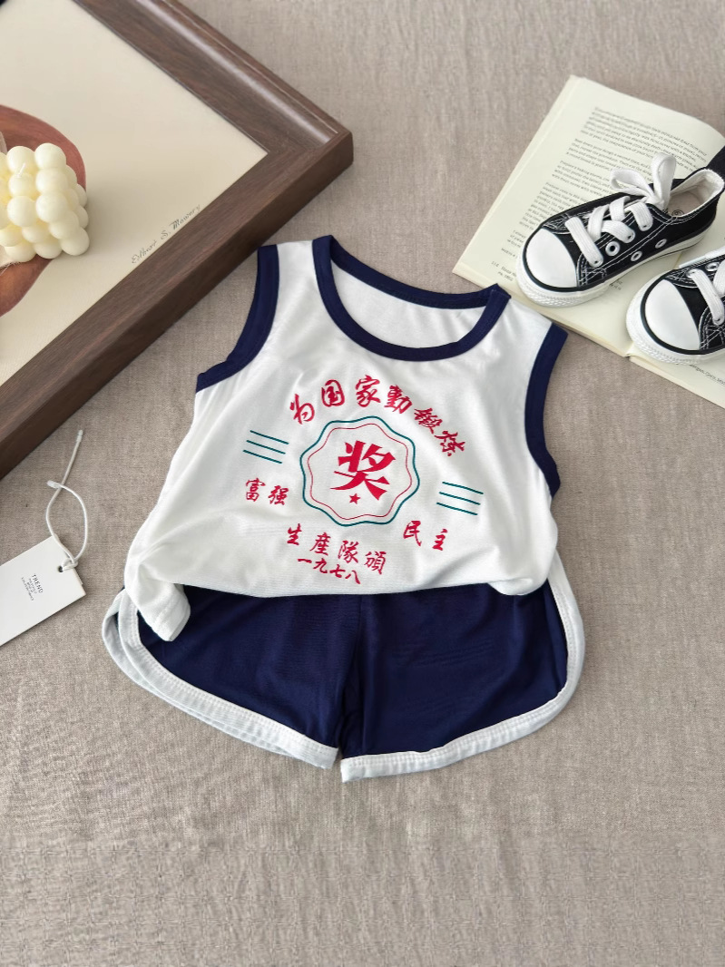 Boys and Girls Eating Activist Fun Modal Vest Suit 80S Retro Hong Kong Style Chinese Teenager
