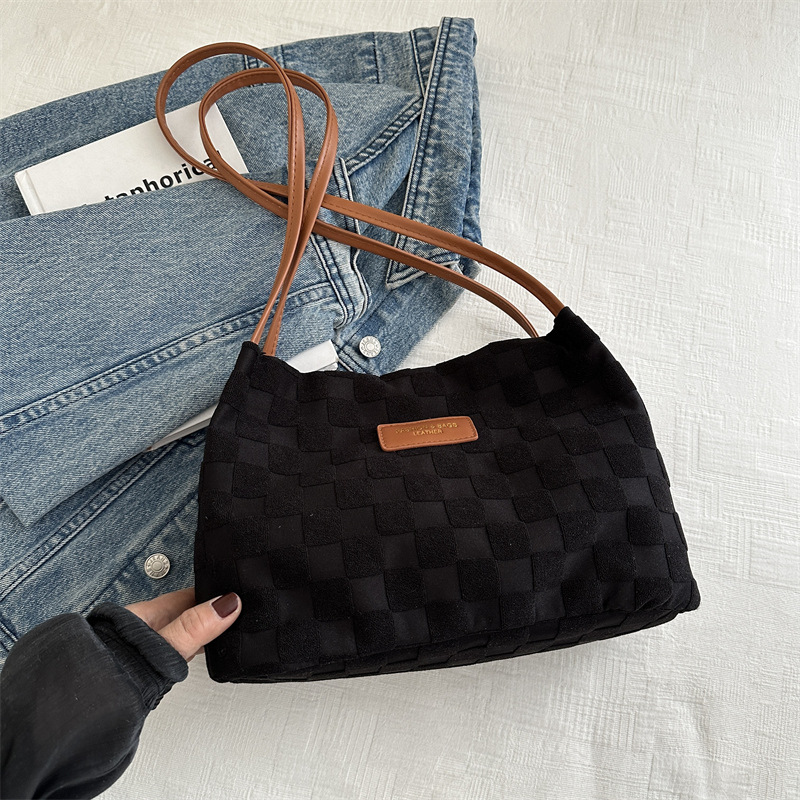 Nicho de diseño de bolsas de ajedrez para mujeres 2024 verano nuevo estilo para estudiantes de viaje al trabajo en clase de hombro único brazo bolso