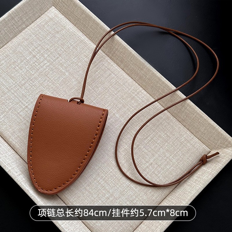 Minimalista para usar accesorios de moda de estilo cóncavo cuello halter mini bolso pequeño diseño exquisito mini bolso de media luna collar mujer
