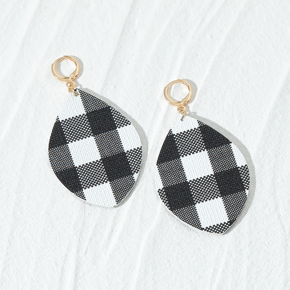 Qingdao Davey European And American Fashion Jewelry Black And White Checkerboard Pu Leather High Profile Large Earrings Women's Earrings display picture 4