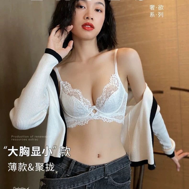 Los pechos pequeños de encaje francés muestran ropa interior de niña grande y pura