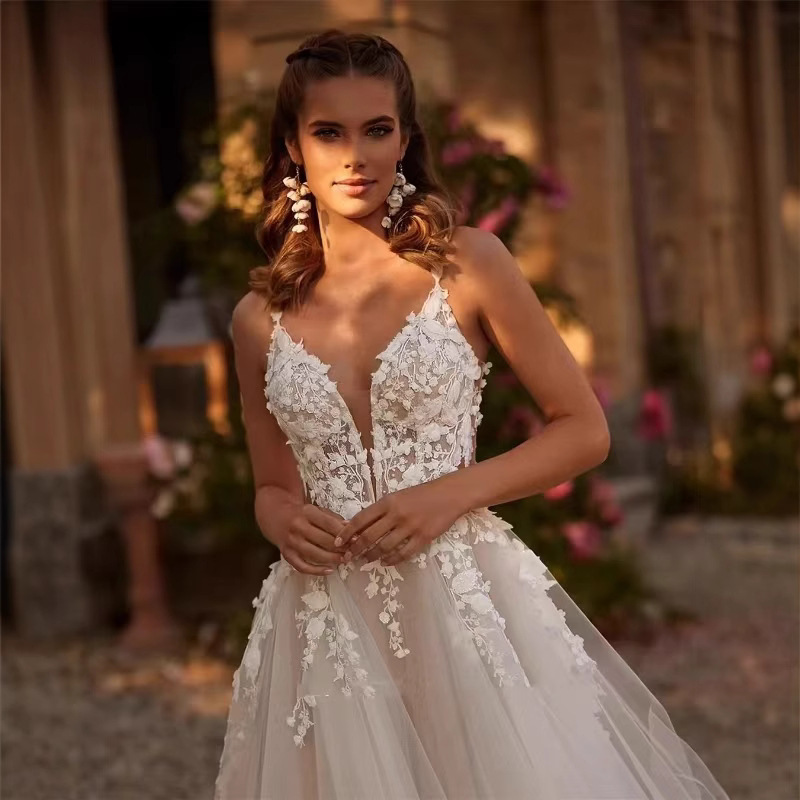 European and American Style Wedding Dress, New Mesh Design with Straps, Waist-Cinching, Elegant and Slimming Lace with a Small Train, Customizable European and American Style Wedding Dress, New Mesh Design with Straps, Waist-Cinching, Elegant and Slimming Lace with a Small Train, Customizable