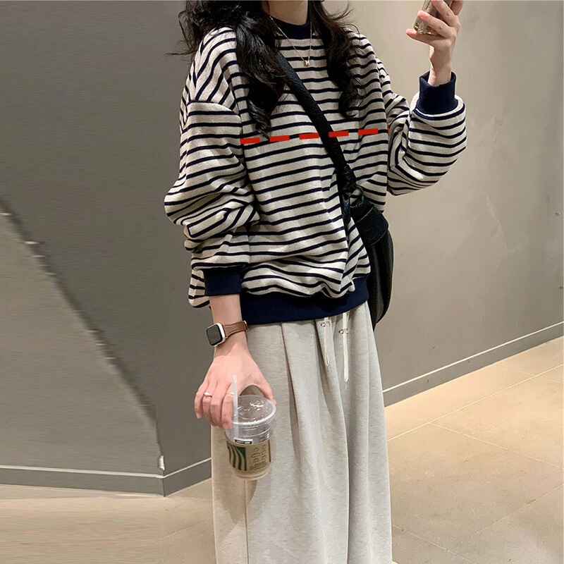 Fashionable nursing clothes for autumn and winter, round-neck vintage long-sleeve sweatshirt, loose striped nursing top + oatmeal-colored pants