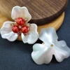 Pearl three-petal flower + gold background red pearl