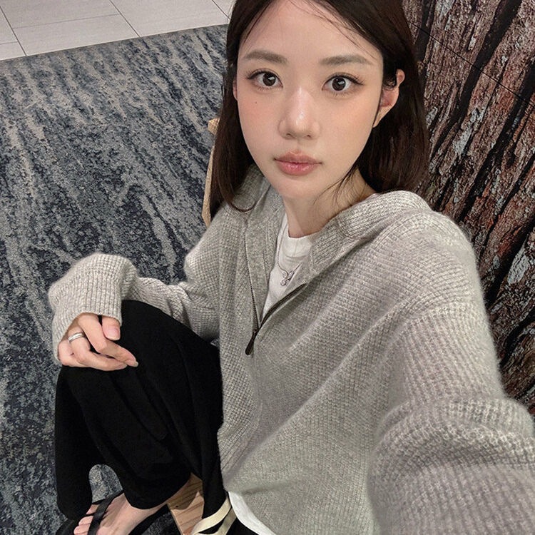 Korean-style new outerwear, featuring a relaxed and chic gray design for women, perfect for autumn. Includes a hooded waffle-knit top, a knitted sweater, and a zip-up cardigan with a plaid pattern Korean-style new outerwear, featuring a relaxed and chic gray design for women, perfect for autumn. Includes a hooded waffle-knit top, a knitted sweater, and a zip-up cardigan with a plaid pattern