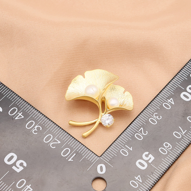 Broche de perlas de agua dulce natural hoja de ginkgo oro textura mate esmerilado simple traje elegante accesorios ramillete femenino image 4