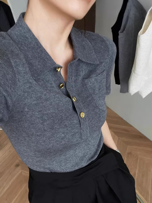 Áo thun nữ cổ polo tay ngắn dệt kim phom ngắn vai thẳng — màu đen