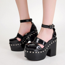 2025年夏季镂空铆钉机车凉鞋防水台厚底12CM高跟漆皮包头罗马鞋女