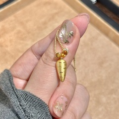 中古のライト高級ジルコンブラッシュキャロットペンダントネックレスレディースニッチデザインネックレスユニークで多用途な鎖骨チェーン