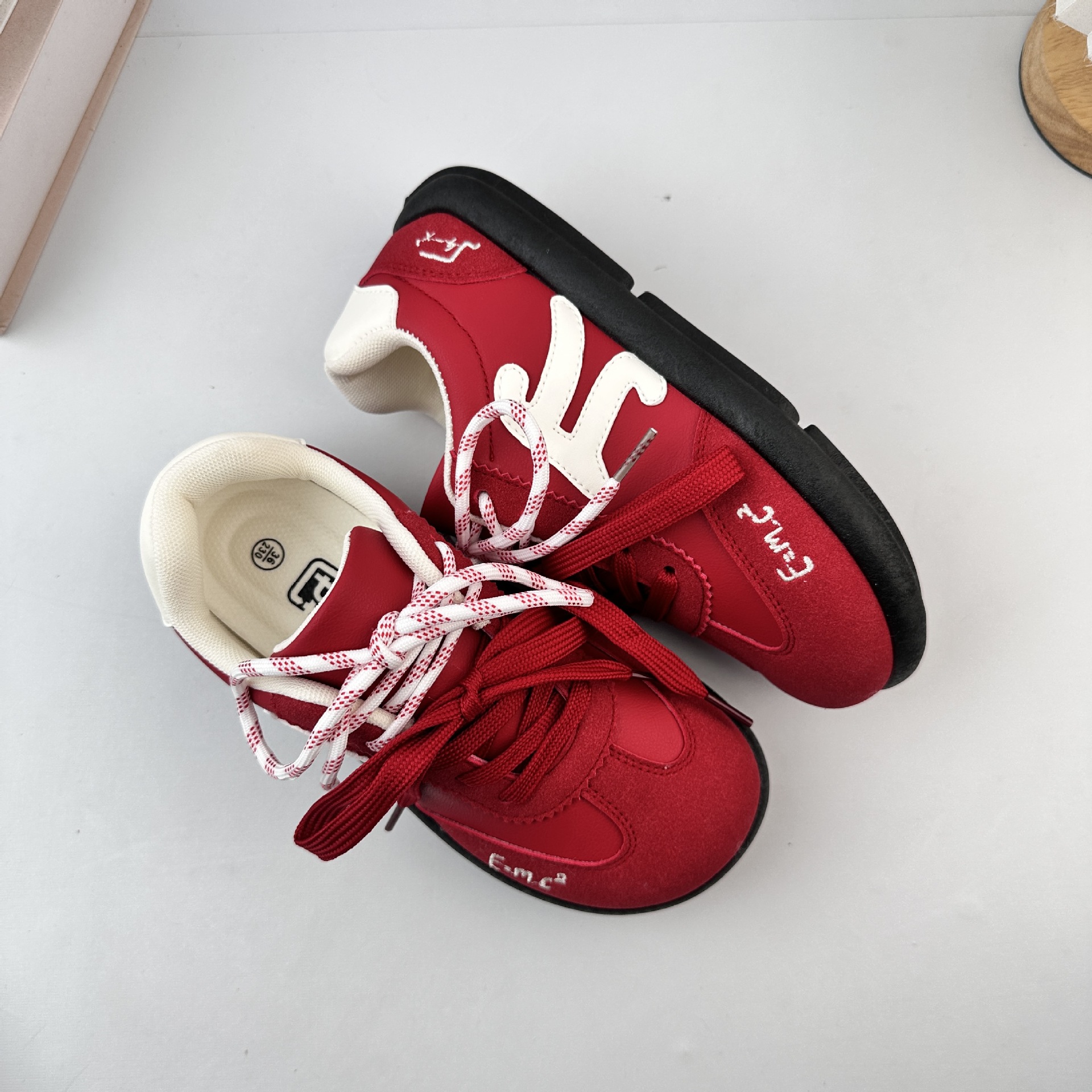 Yuanbo ligero zapatos de entrenamiento de Alemania para mujeres 2025 otoño nuevo estilo versátil coreano zapatos de lona para mujeres zapatos de skate casuales