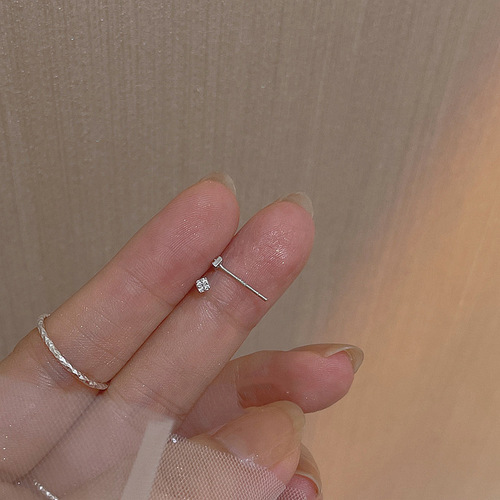 Delicate and exquisite rhombus S925 silver needle earrings with square zirconia studs, suitable for ladies, minimalist and elegant fashion earrings.