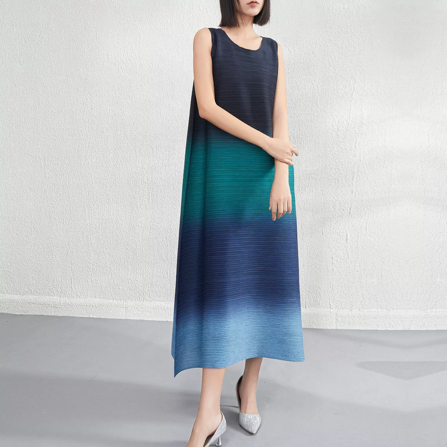 三宅背心连衣裙2025新款春夏设计感渐变宽松显瘦大码圆领A字长裙