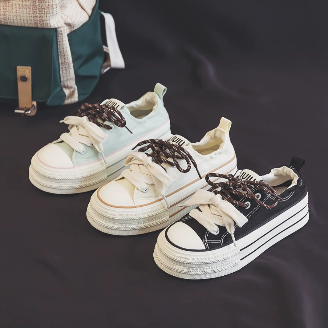 Спотовые маленькие белые туфли 2024 летний новый наступай на ноги