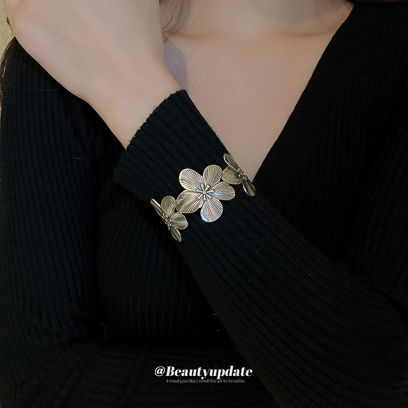 Pulsera abierta de flor vintage medieval pulsera de moda de nicho europea y americana joyería retro de alta gama al por mayor femenina