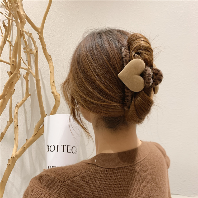 Hair Claws Hair Accessories Type Women's Sweet Heart Shape Leopard Plush Hair Claws