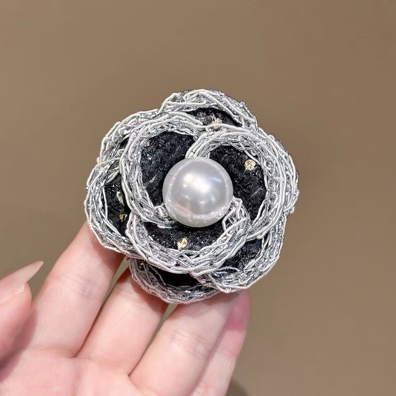 Elegante Vintage Kamelien Brosche Mit Perlen Für Damen Kleider_voghion.com