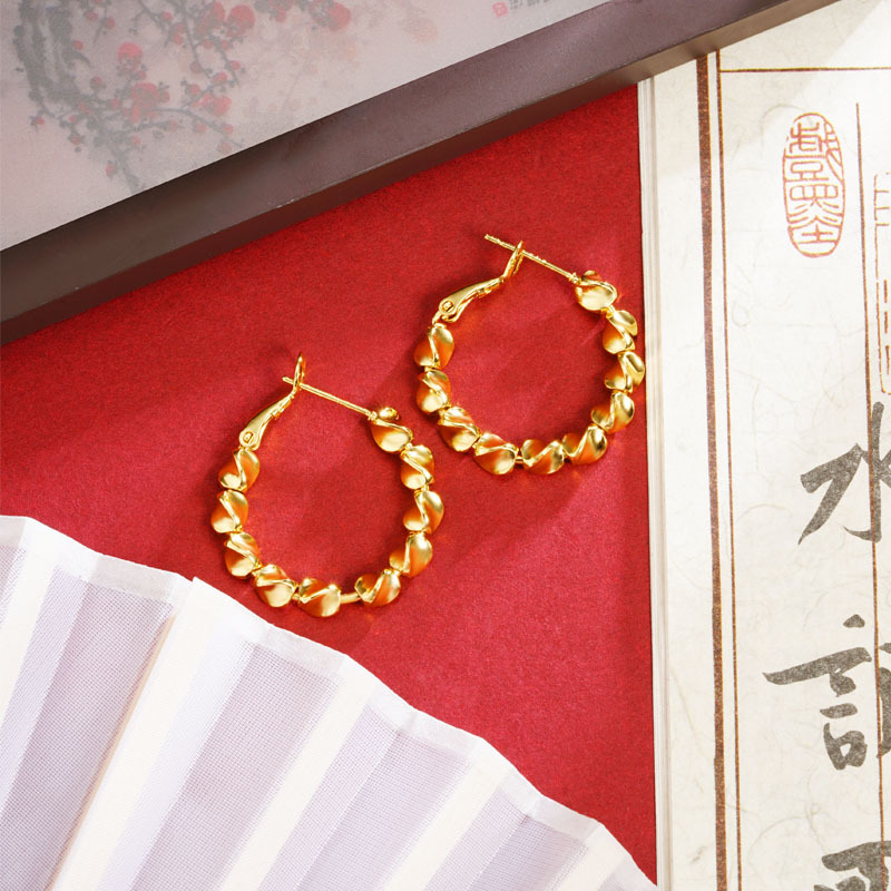 Nuevos pendientes de oro de arena vietnamita de estilo coreano estilo ins aretes de textura geométrica diseño femenino sentido durante mucho tiempo joyería de color