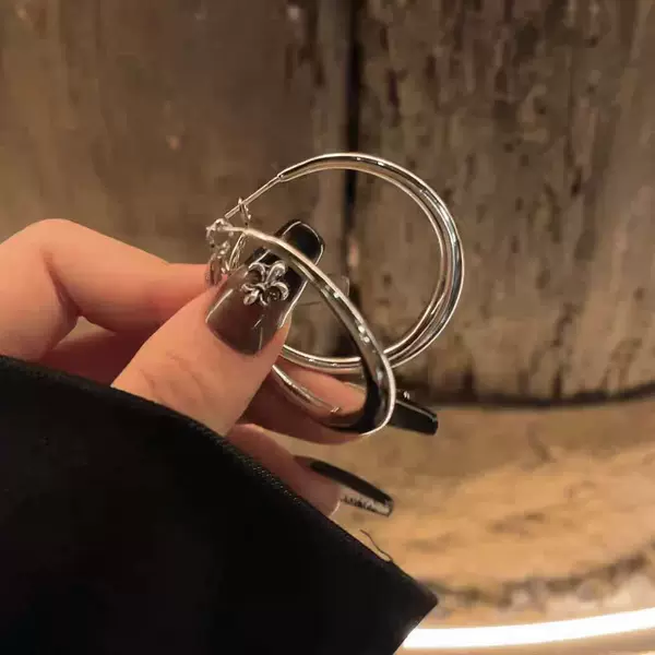 European and American Exaggerated Design Plain Hoop Earrings, Accessible Luxury Niche, Simple and Versatile Earrings, Cool Style and Fashionable Earrings