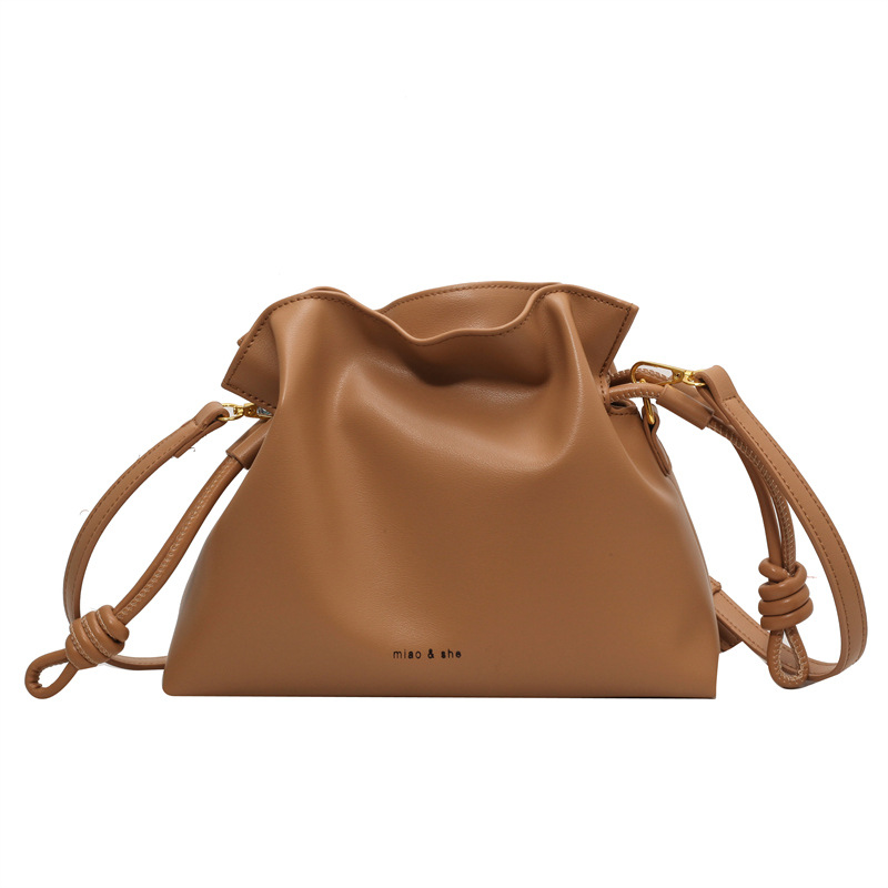 Bolso casual retro para las mujeres 2023 nueva llegada de trabajo de viajero cubo bolsa nicho diseño versátil simple bolsa de mensajero