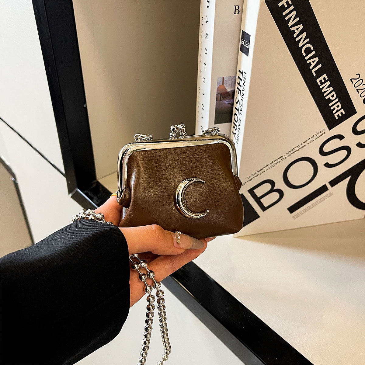 Paquete de cambio 2025 versión coreana de la bolsa de diseño de abanico de color de concha de nicho, cadena de colisión oblicua de todo fósforo, nuevo estilo, mensajero femenino de verano