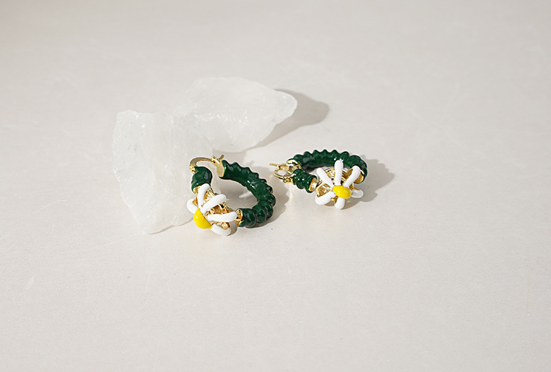 Fashion Daisy Contrast Color Copper Earrings Wholesale display picture 4