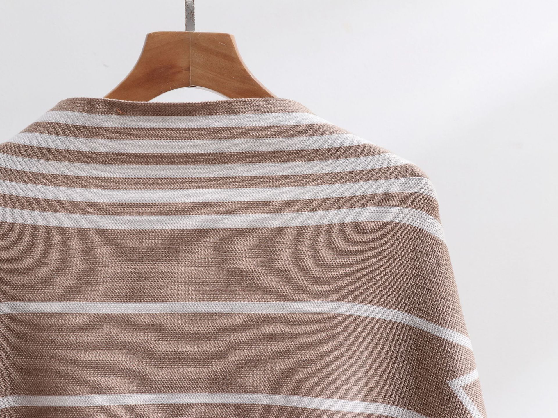 Dreiteiliger Anzug für Damen: gestreifte Pulloverweste mit passendem Kragen, Schalmantel mit Quaste und gestrickte Hose mit weitem Bein_voghion.com