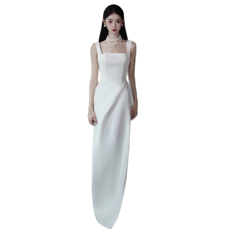 Vestido de noiva leve com acabamento em cetim, toque sofisticado, sem alças, luxo discreto, simples e elegante, ideal para..._voghion.com