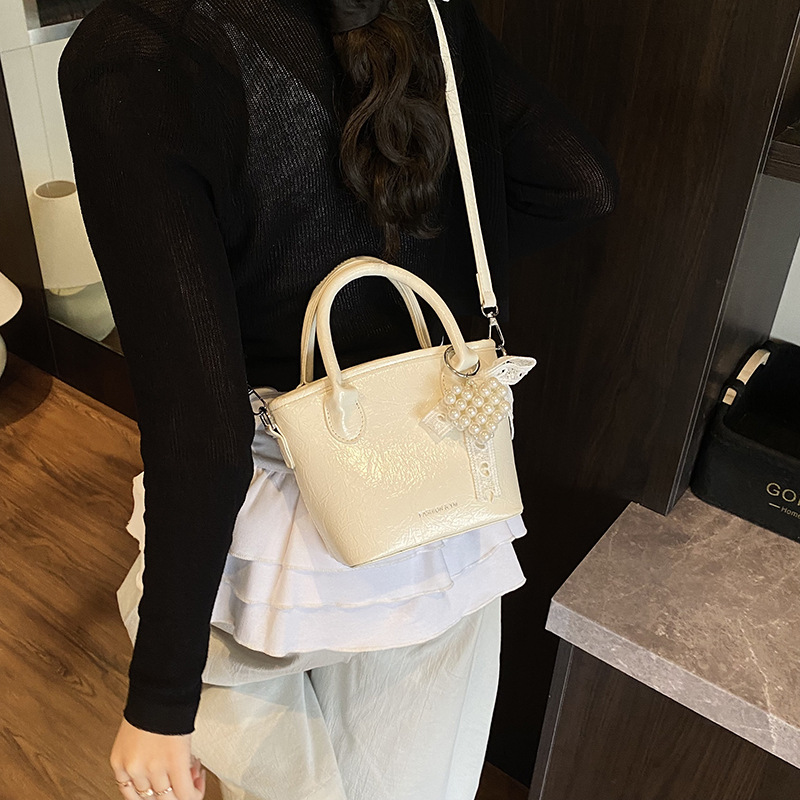 Bolso de cubo de mano súper caliente de comercio exterior 2025 nuevo bolso de hombro de tendencia salvaje de moda bolso de mensajero de nicho de alta gama de moda