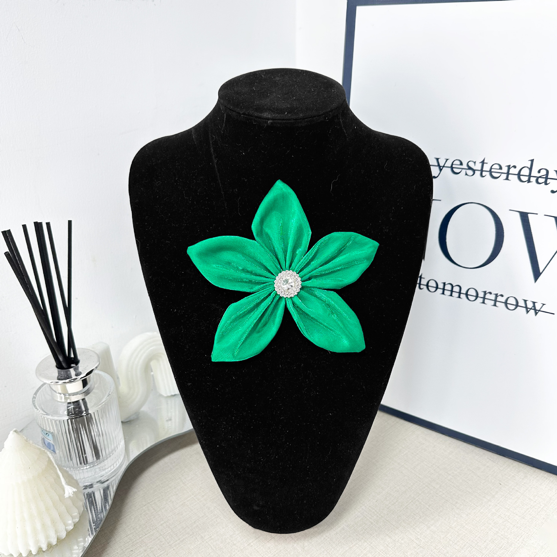 Nuevos accesorios de tela de diamante multiangular 14cm accesorios de flores de perlas cosidas a mano accesorios de ropa para niños