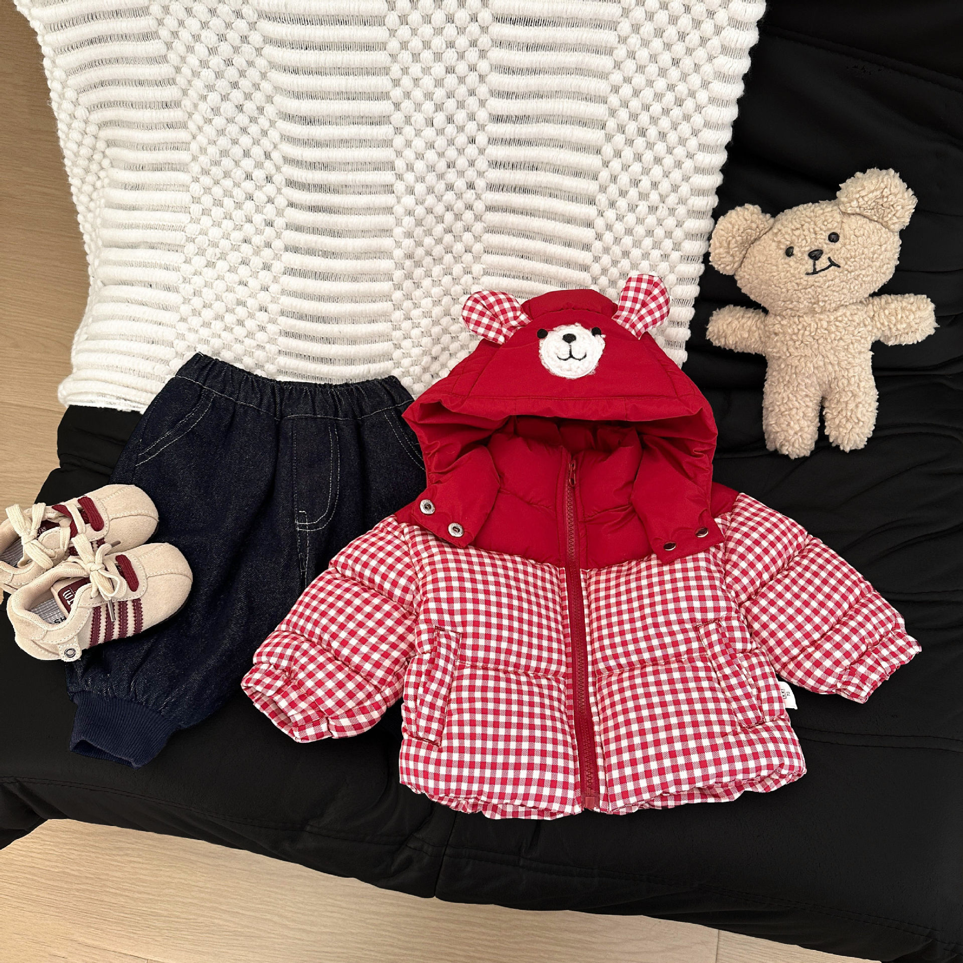 Baby invierno ropa de algodón rojo adorable bebé estilo extranjero retrógrado con capuchón de algodón engrosado chaqueta de algodón cálida