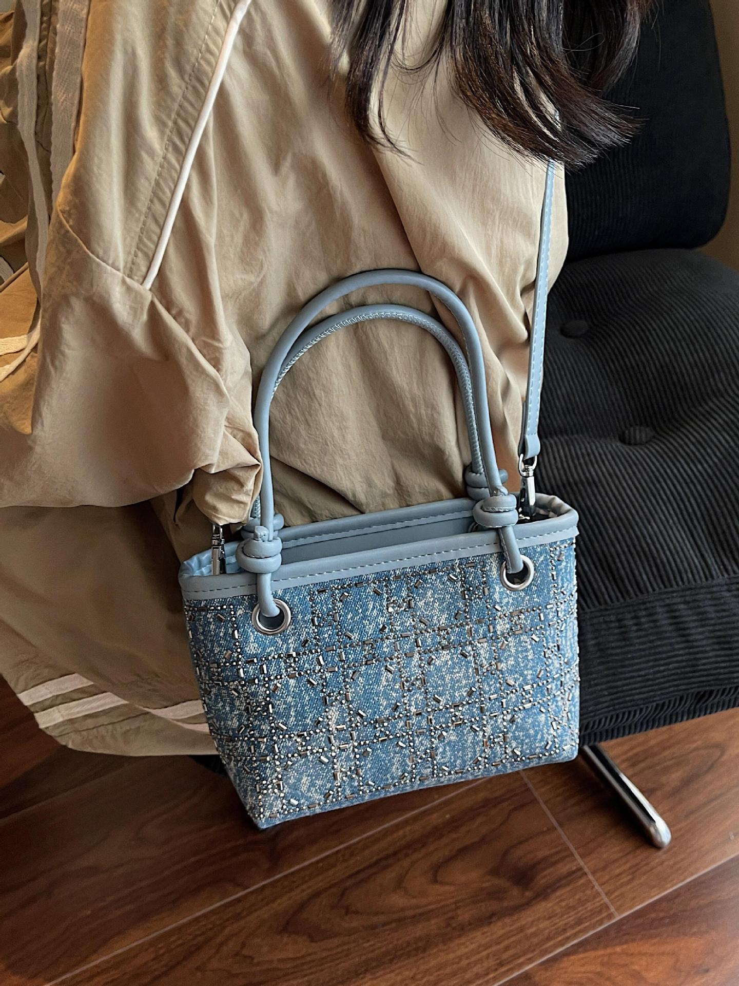 Bolsa de mano de denim para mujeres 2025, nuevo bolso de hombro de tendencia retro de verano, bolso de taladro caliente de alta calidad para mujeres