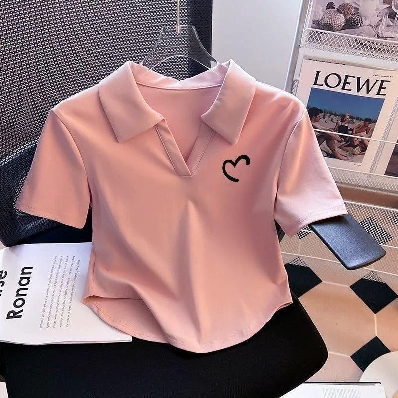 Розовая уменьшающая возраст футболка с короткими рукавами и принтом на правое плечо для женщин, летняя футболка с воротником-поло Pure Desire, сексуальный короткий топ из хлопка
