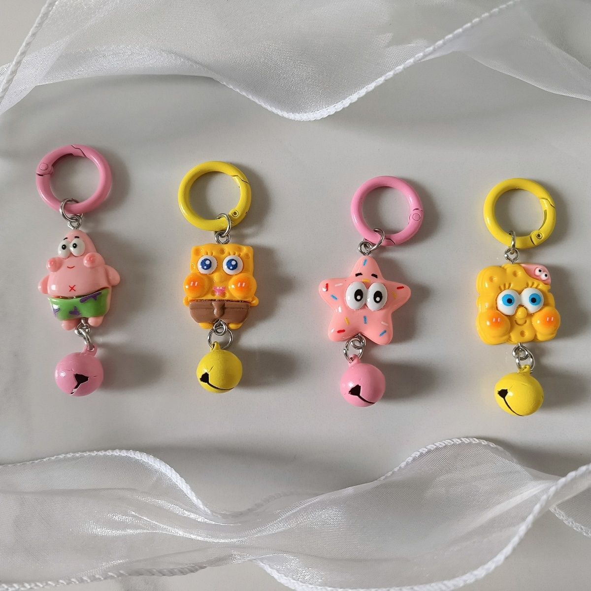 Tarjeta de campana D01 Baby Esponja Pi Big Star Keychain Cartoon nuevos accesorios lindos amigos regalos mochila colgar