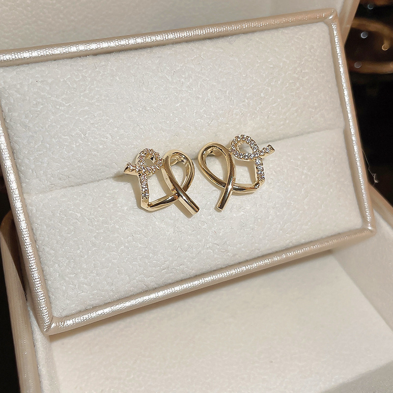 Gold Criss-cross Stud Earrings Minimalist Celebrity Style_voghion.com