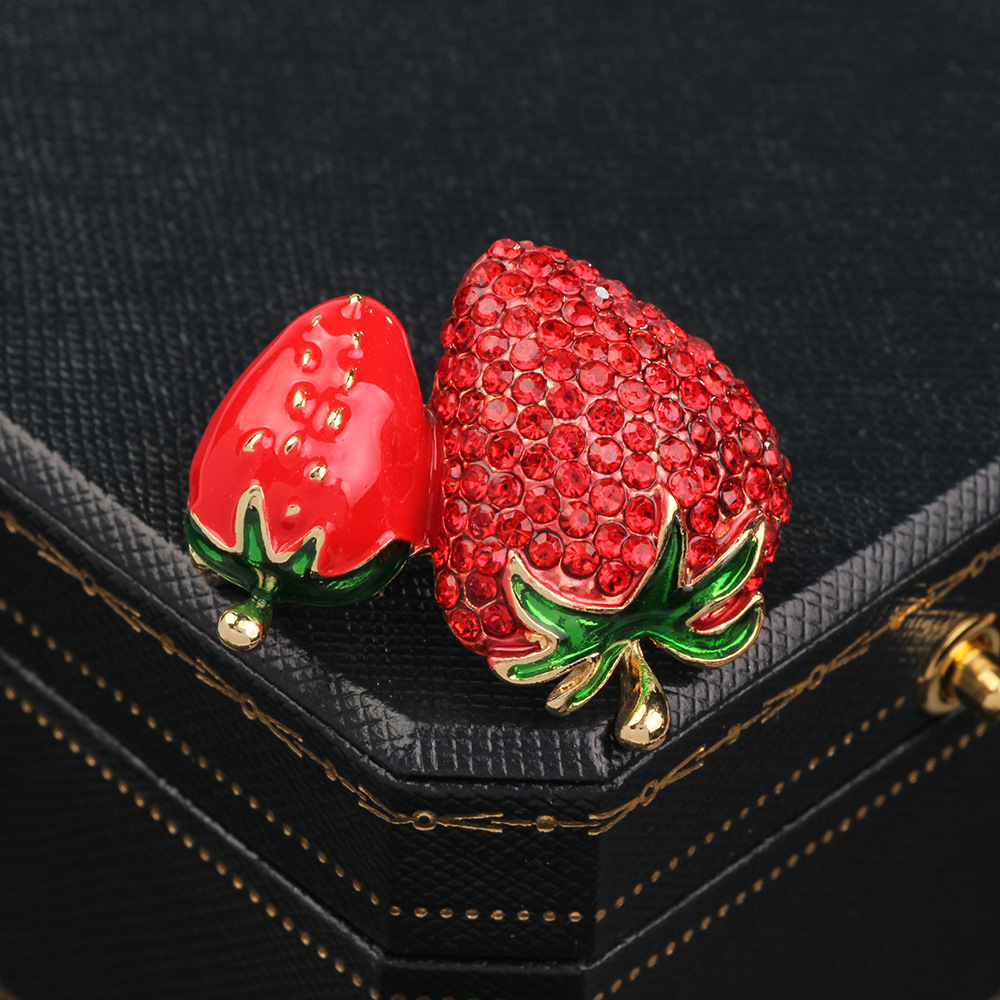16g Weight Brooches Classification Holiday, Daily Occasion Rhinestone Material Strawberry Pattern All Seasons Season Women's Gender Plating Design Retro, Shiny Style Retro Shiny Pin Strawberry Rhinestone Plating Women's Brooches 4