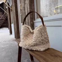 高品质大容量手提毛绒包包女时尚通勤单肩百搭软卷毛毛茸托特大包