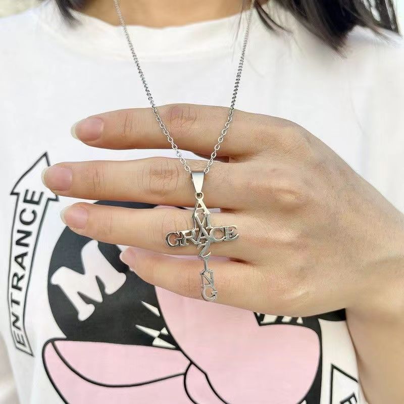 Collana con croce con lettere intrecciate realizzata in acciaio al titanio che non sbiadisce, semplice e alla moda per le donne, versatile accessorio con ciondolo a catena per maglioni_voghion.com