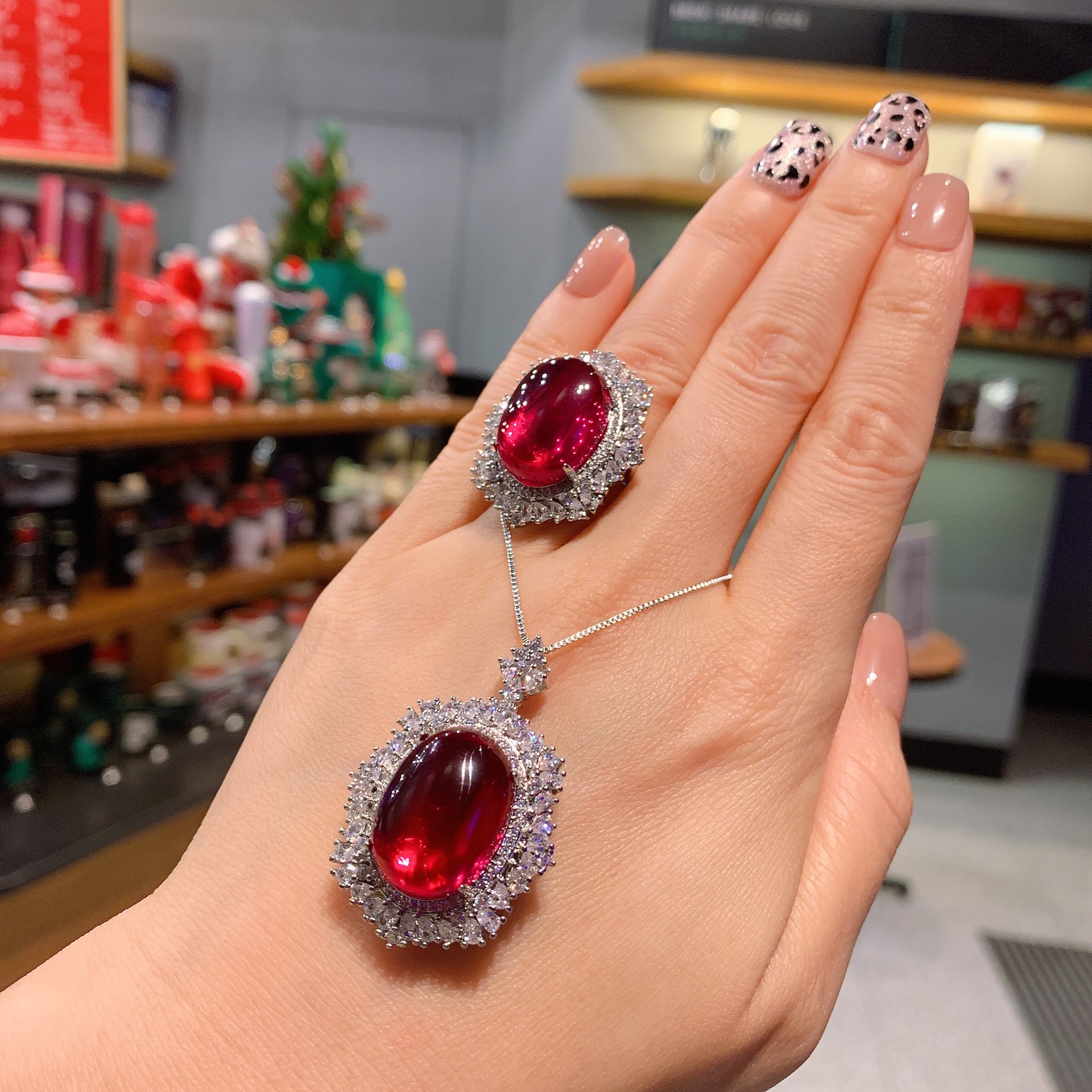 Zhuang Sheng joyería Venta caliente de la joyería en forma de paloma rojo sangre tesoro superficie llana incrustaciones de diamantes anillo colgante traje piedra principal 15*20