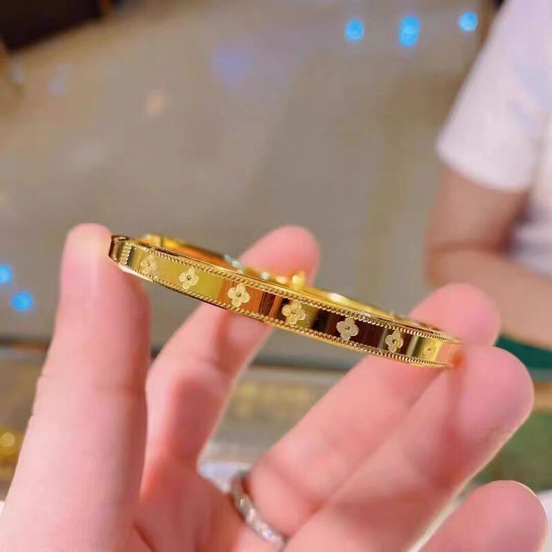 Gold-Plated Four-Leaf Clover Push-Pull Bracelet for Women, Light Luxury, High-End Fashion Open Bracelet, Jewelry Store Same Style Accessory Gold-Plated Four-Leaf Clover Push-Pull Bracelet for Women, Light Luxury, High-End Fashion Open Bracelet, Jewelry Store Same Style Accessory