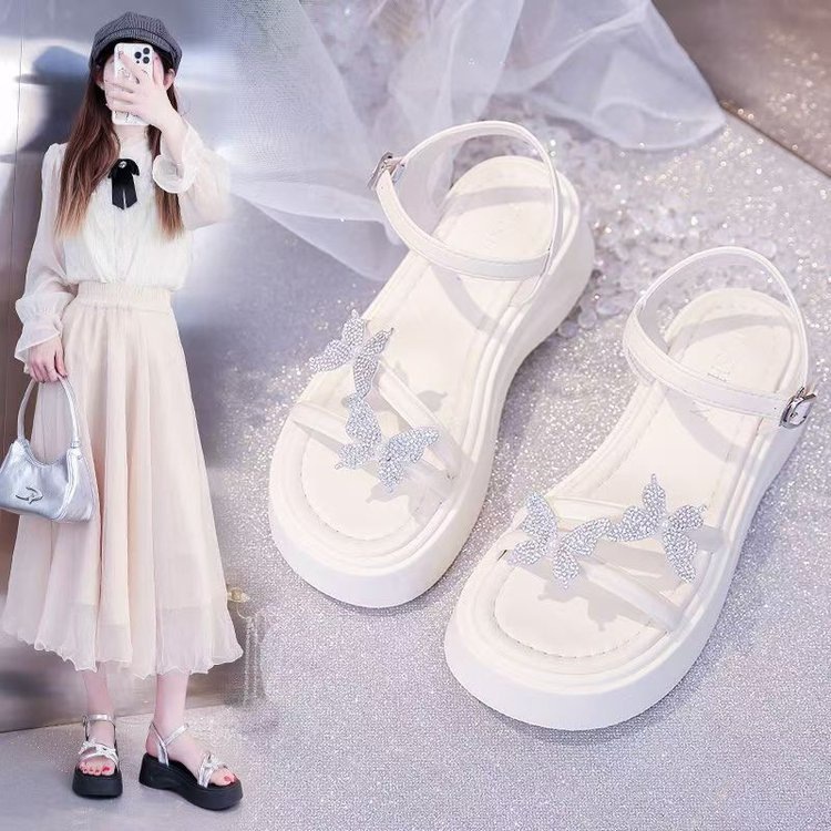 Una palabra con sandalias femeninas perlas mariposas hadas viento de verano 2026 nuevo estilo francés grueso fondo brillante sandalias cristalinas