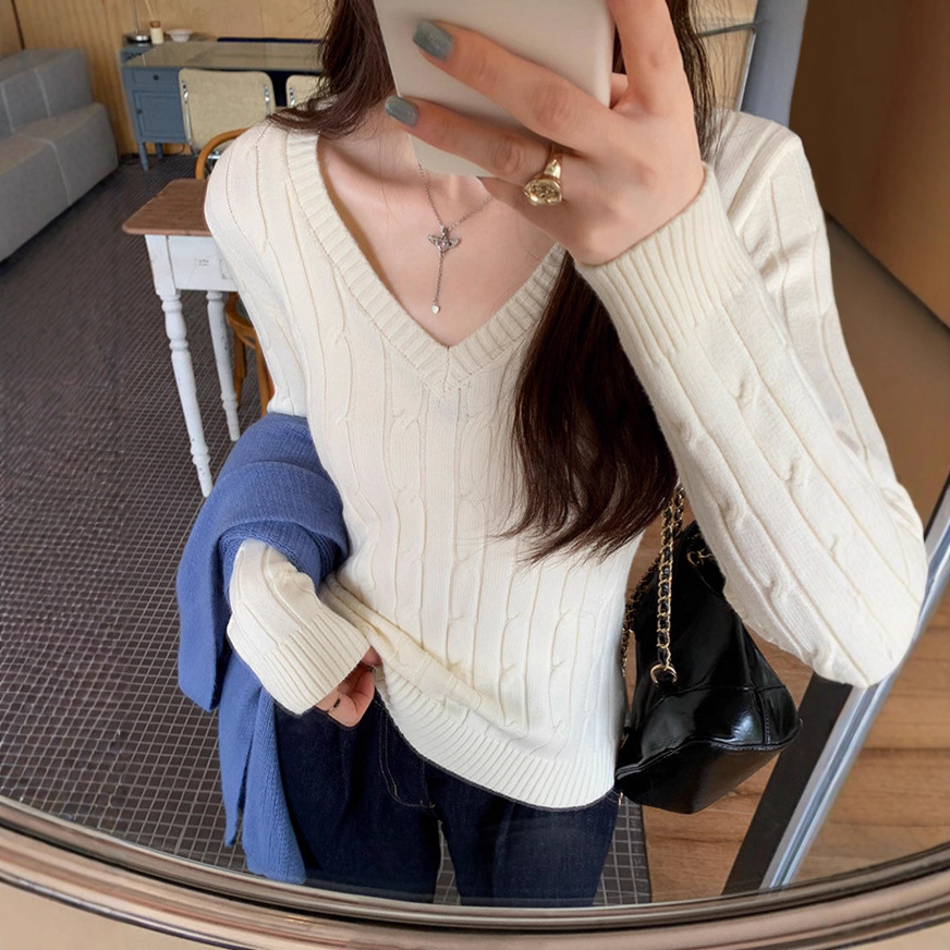 Milky White V Neck Knitwear for Women 2025 Early Autumn New Twist Loose Slimming Look Inner Wear Lazy Style Knitwear Top