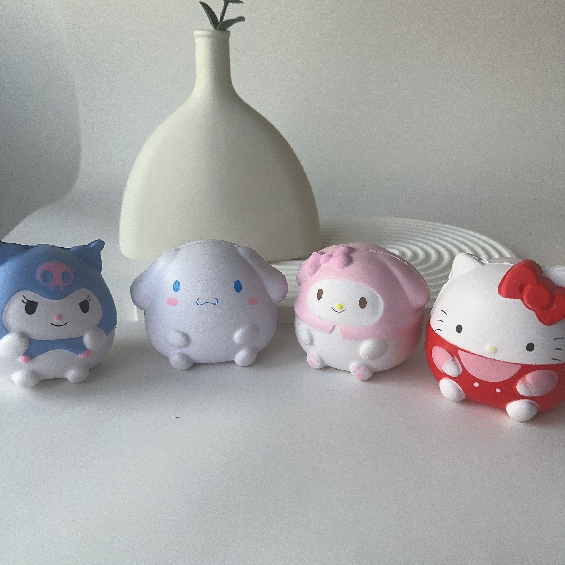 Bolsa de malla de rebote lento Lomi juguete antiestrés blandito lindo popular figura de dibujos animados muñeca hecha a mano.