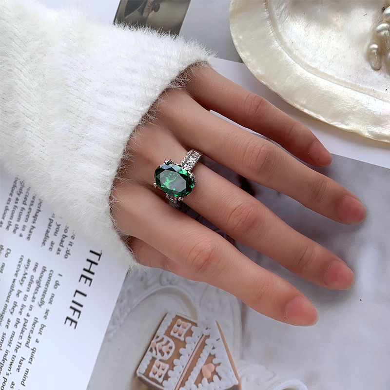 2024 nueva joyería Zhuang Shengsheng, fondo de cobre chapado en oro, diamante de alto carbono, flor de hielo, huevo de paloma cortado, anillo de temperamento femenino 10*14