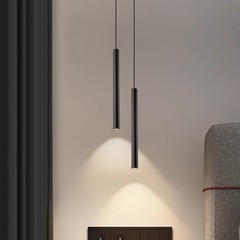 シンプルでシンプルな現代寝室のベッドの上のシャンデリアの長い線の小さいシャンデリアの北欧の客間の背景の壁の昇降の主な寝室の照明器具