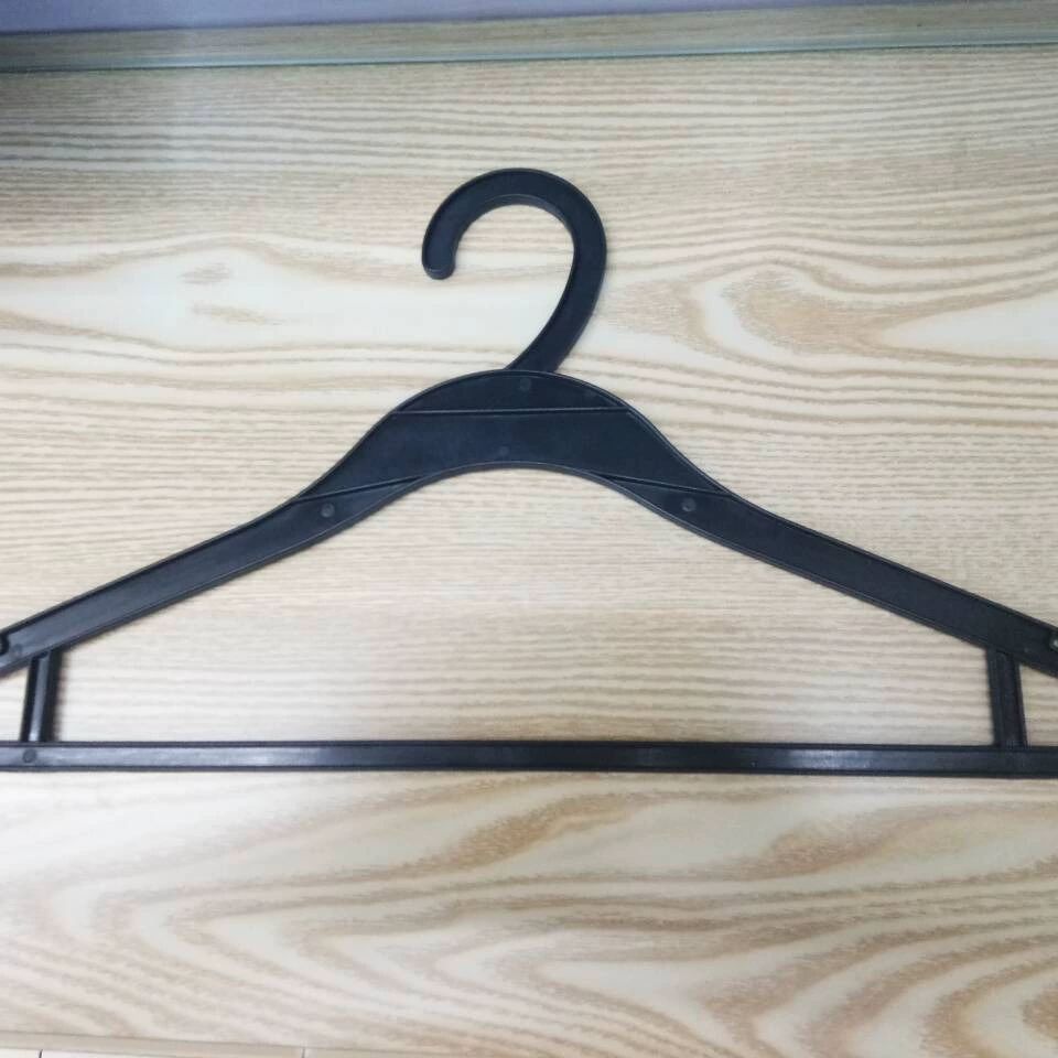 Отель Черная одноразовая пластиковая вешалка Прачечная Химчистка Магазин Мастерская Швейная Фабрика Вешалка для персонала в наличии